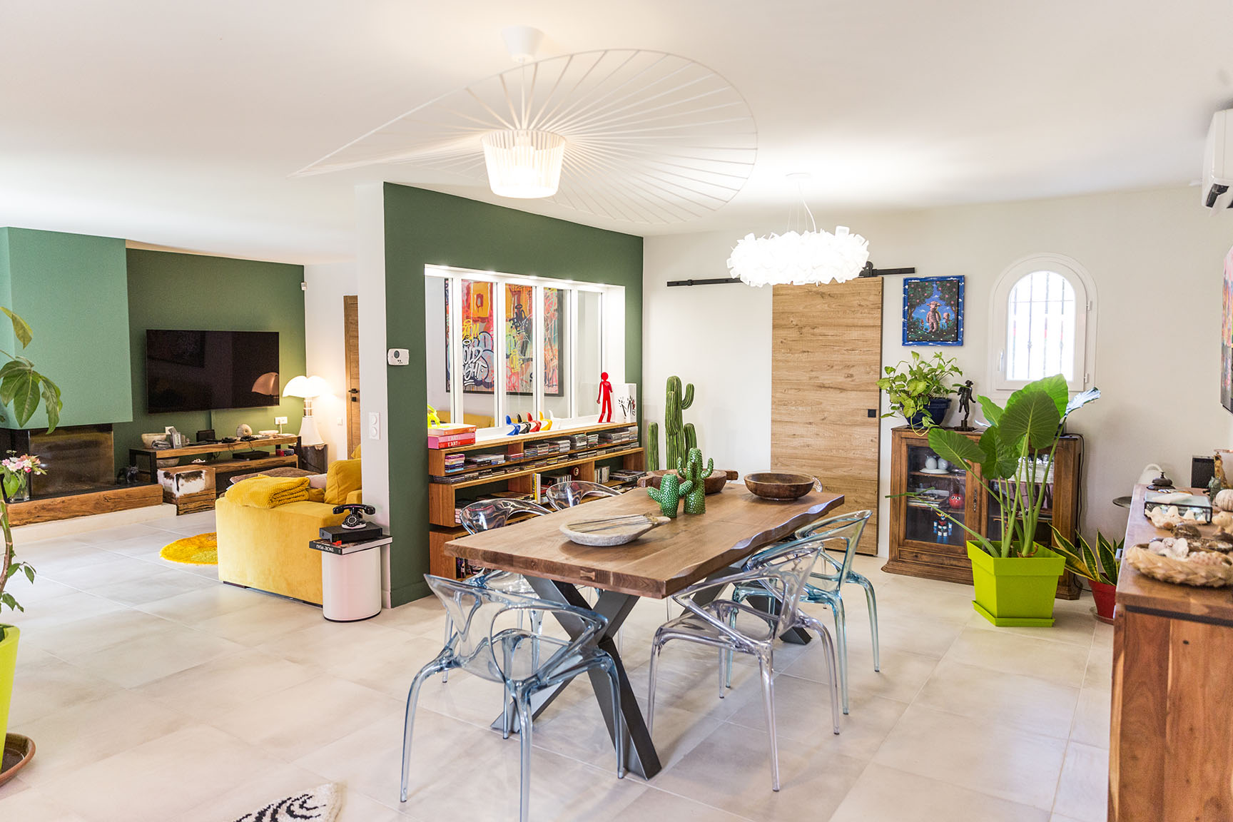 intérieur d'un loft coloré et décoré